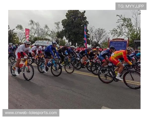 2025第九届多彩贵州自行车联赛赤水站激情开赛千名骑手竞速山水画卷